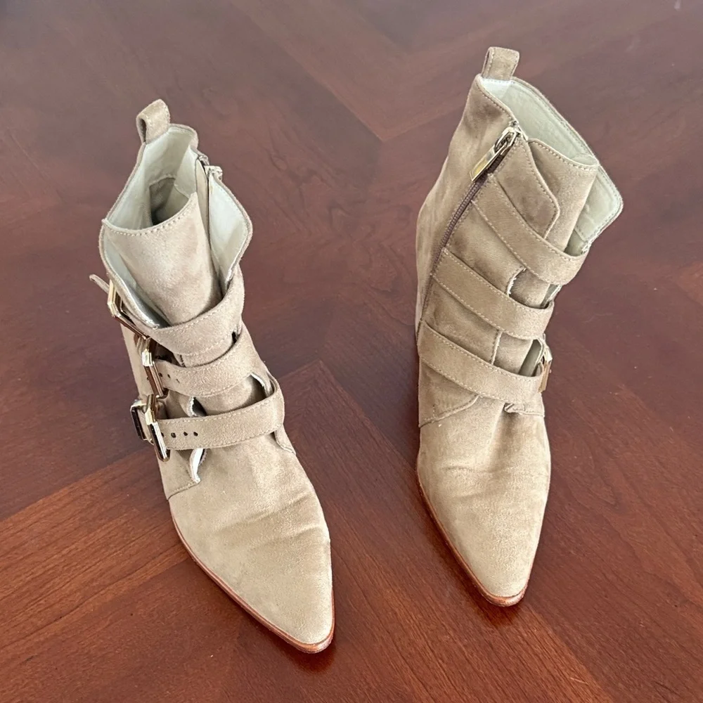 RAYE x house of Harlow suede Doute boots Buckle Detail pointed toe Sz 6